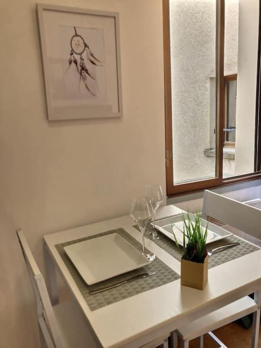 Appartement Studio vue sur la roche, au calme Moustiers #1 Extérieur photo